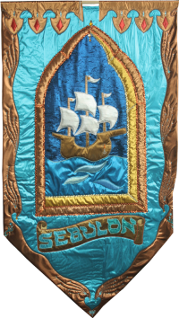 blaues Banner 'Sebulon' mit Segelschiff im Tor, hebr. Aufschrift 'SEBULON' und Randverzierungen